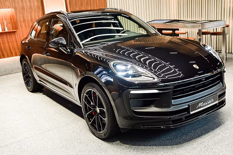 Tuấn Trần không chia sẻ bỏ ra bao nhiêu tiền để tậu xe Porsche Macan 2022, chỉ biết rằng, giá xe Porsche Macan 2022 từ 2,992 tỷ đồng tại Việt Nam cho bản tiêu chuẩn, 3 bản còn lại là Macan T, Macan S và Macan GTS có giá lần lượt 3,2 tỷ đồng, 3,8 tỷ đồng và 4,7 tỷ đồng, mức giá này chưa bao gồm tùy chọn và chi phí lăn bánh.