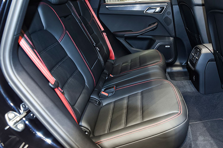 Hiện chưa rõ nam diễn viên Tuấn Trần chọn mua Porsche Macan phiên bản nào, ở bản tiêu chuẩn và T xe được trang bị động cơ 4 xi-lanh, dung tích 2.0 lít tăng áp, có công suất tối đa 261 mã lực.