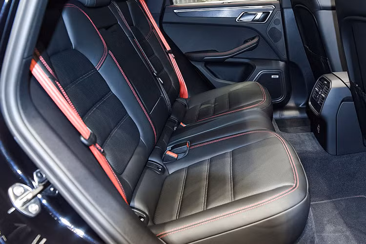 Hiện chưa rõ nam diễn viên Tuấn Trần chọn mua Porsche Macan phiên bản nào, ở bản tiêu chuẩn và T xe được trang bị động cơ 4 xi-lanh, dung tích 2.0 lít tăng áp, có công suất tối đa 261 mã lực.