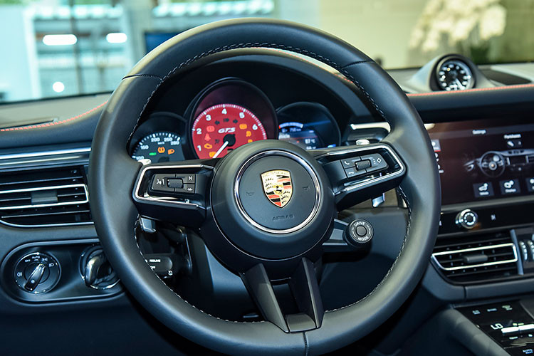 Với gói kích hoạt thể thao, trên vô-lăng có thêm núm xoay chuyển chế độ lái và một đồng hồ kim đặt cao chính giữa khoang cabin. Xe cũng sở hữu cửa sổ trời toàn cảnh, dây đai an toàn màu đỏ. Hàng ghế sau rộng rãi cho 3 người ngồi, có đục lỗ thông hơi, cửa gió điều hoà riêng hai bên, 2 cổng sạc type C, rèm che nắng cửa sau. Cốp chứa đồ sau đóng mở điện.