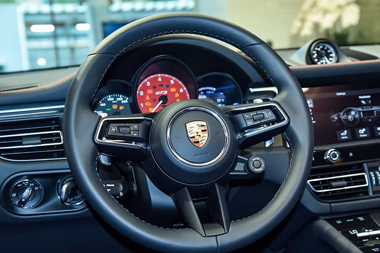 Với gói kích hoạt thể thao, trên vô-lăng có thêm núm xoay chuyển chế độ lái và một đồng hồ kim đặt cao chính giữa khoang cabin. Xe cũng sở hữu cửa sổ trời toàn cảnh, dây đai an toàn màu đỏ. Hàng ghế sau rộng rãi cho 3 người ngồi, có đục lỗ thông hơi, cửa gió điều hoà riêng hai bên, 2 cổng sạc type C, rèm che nắng cửa sau. Cốp chứa đồ sau đóng mở điện.