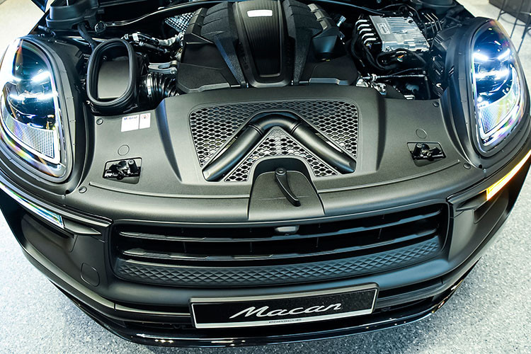 Bước lên bản Porsche Macan S và xe Porsche Macan GTS, mẫu SUV này sử dụng động cơ V6, dung tích 2.9 lít, tăng áp kép có công suất tối đa tương ứng 375 mã lực và 434 mã lực. Tất cả phiên bản dùng chung hộp số tự động 7 cấp ly hợp kép PDK. 