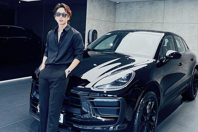 Đàn em của Trấn Thành diện trang phục toàn đen để tông xuyệt tông với màu sơn trên chiếc Porsche Macan 2022 mình mới nhận bàn giao từ đại lý chính hãng. Được biết chiếc Porsche Macan của Tuấn Trần đặt hàng chính hãng, anh phải chờ mất 1 năm để nhận bàn giao xe từ lúc đặt cọc.