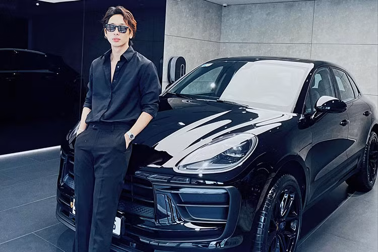 Đàn em của Trấn Thành diện trang phục toàn đen để tông xuyệt tông với màu sơn trên chiếc Porsche Macan 2022 mình mới nhận bàn giao từ đại lý chính hãng. Được biết chiếc Porsche Macan của Tuấn Trần đặt hàng chính hãng, anh phải chờ mất 1 năm để nhận bàn giao xe từ lúc đặt cọc.