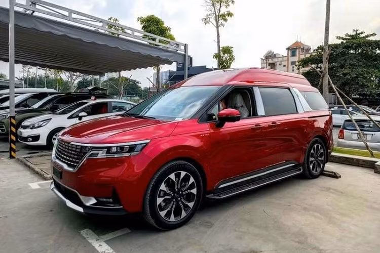 Khách mua Kia Carnival Royal 2022 tại Việt Nam được đại lý thông báo đặt cọc trước tối thiểu 300 triệu đồng và chờ THACO lắp ráp. So với các trải nghiệm sang trọng mà chiếc xe mang lại, mức giá hơn 2 tỷ được nhận định là vô cùng hấp dẫn. Theo thông tin từ các nhân viên bán hàng, Kia Carnival Royal sẽ có 6 tùy chọn màu sắc, trong đó bao gồm 3 lựa chọn đơn sắc và 3 lựa chọn kết hợp hai màu sơn. 