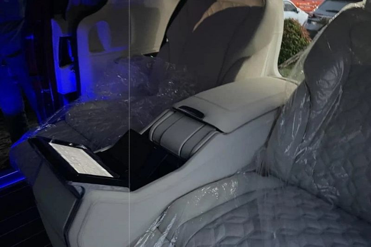 Ghế ngồi được bọc da Nappa và có tính năng làm mát, sưởi ghế, massage. Xe được trang bị rèm cửa tự động và hệ thống điều hòa riêng đảm bảo cho hàng ghế ông chủ có được một không gian riêng tư và thoải mái. Ngoài ra ở tất cả trí ghế ngồi đều có chỉnh điện, gập điện.