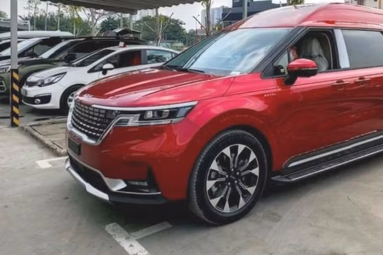Mẫu xe MPV Kia Carnival Royal 2022 có kích thước tổng thể khá lớn. Các thông số dài x rộng x cao lần lượt là 5.155 x 1.995 x 1.980 mm, cao hơn 205mm so với các phiên bản khác do có phần mở rộng phía bên trần xe giúp mang lại không gian bên trong xe rộng rãi, thoáng đãng hơn. 