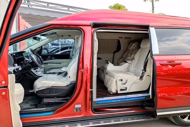 Bộ mâm đa chấu kích thước 19 inch phối 2 tone đẹp mắt màu giúp nâng đỡ toàn bộ khung gầm của chiếc xe. Trang bị vận hành của xe là khối động cơ dầu, tăng áp 2.2L 4 xy lanh thẳng hàng, cho công suất lên đến 199 mã lực và mô-men xoắn 440 Nm đi kèm hộp số tự động 8 cấp và hệ dẫn động cầu trước.