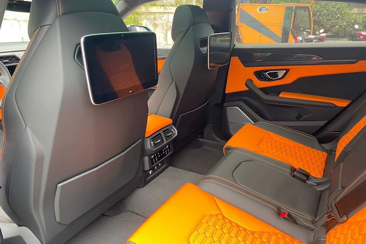 Tiếp đến là bộ mâm trên chiếc siêu SUV Lamborghini Urus màu xanh Blu Cepheus mang mã Taigete, có kích thước 23 inch được sơn màu đen bóng kết hợp thêm viền mâm màu cam Arancio Borealis và kẹp phanh màu cam nổi bần bật.