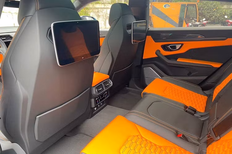 Tiếp đến là bộ mâm trên chiếc siêu SUV Lamborghini Urus màu xanh Blu Cepheus mang mã Taigete, có kích thước 23 inch được sơn màu đen bóng kết hợp thêm viền mâm màu cam Arancio Borealis và kẹp phanh màu cam nổi bần bật.