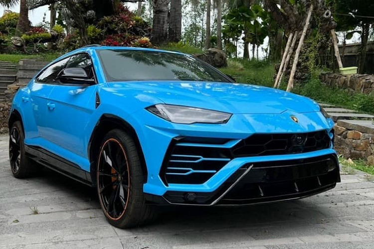 Mới đây, giới nhập khẩu xe ở Hà Nội chia sẻ việc thu mua lại chiếc siêu SUV Lamborghini Urus màu sơn Blu Cepheus với chia sẻ mới 100% đã thu hút rất nhiều sự chú ý của đại gia trong nước. Nhiều nguồn tin cho rằng, chủ nhân mua xe về chỉ trưng bày là chủ yếu.
