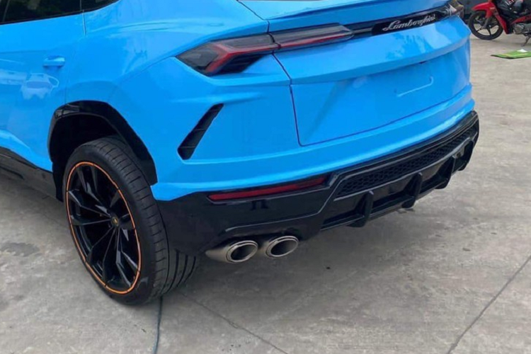 Chiếc siêu SUV Lamborghini Urus màu xanh Blu Cepheus này có tùy chọn 5 ghế ngồi, điều này giúp hàng ghế sau có thể ngồi được 3 người và ghế giữa có thể làm bệ tỳ tay nếu chỉ đi 2 người. Sẽ có thêm hộc đựng cốc khi gập hàng ghế giữa xuống. Xe cũng được trang bị thêm 2 màn hình giải trí phía sau dành cho hành khách.