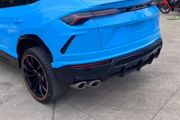 Chiếc siêu SUV Lamborghini Urus màu xanh Blu Cepheus này có tùy chọn 5 ghế ngồi, điều này giúp hàng ghế sau có thể ngồi được 3 người và ghế giữa có thể làm bệ tỳ tay nếu chỉ đi 2 người. Sẽ có thêm hộc đựng cốc khi gập hàng ghế giữa xuống. Xe cũng được trang bị thêm 2 màn hình giải trí phía sau dành cho hành khách.