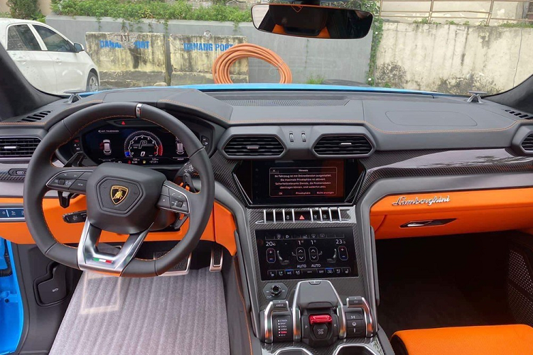 Giá xe Lamborghini Urus khi mới về Việt Nam có chi phí lăn bánh khoảng hơn 20 tỷ đồng, chiếc xe trong bài viết sở hữu màu sơn rất thời thượng mang mã Blu Cepheus đi kèm các chi tiết như cản va trước, lưới tản nhiệt, vỏ gương, cánh gió mui, nẹp sườn cản va sau được sơn đen bóng hoặc đen nhám.