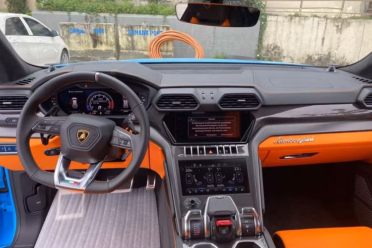 Giá xe Lamborghini Urus khi mới về Việt Nam có chi phí lăn bánh khoảng hơn 20 tỷ đồng, chiếc xe trong bài viết sở hữu màu sơn rất thời thượng mang mã Blu Cepheus đi kèm các chi tiết như cản va trước, lưới tản nhiệt, vỏ gương, cánh gió mui, nẹp sườn cản va sau được sơn đen bóng hoặc đen nhám.