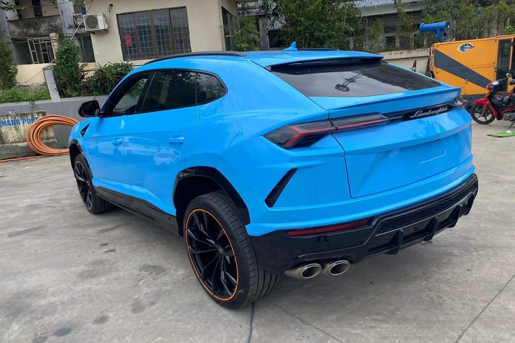 Được nhập về nước khá âm thầm và đây là lần hiếm hoi hình ảnh chiếc siêu SUV Lamborghini Urus độc nhất sở hữu màu sơn Blu Cepheus tại Việt Nam được chia sẻ lên mạng xã hội. Nội thất của chiếc Lamborghini Urus này cũng lộ diện với cách phối 2 tông màu là đen và cam cùng nhiều đồ chơi rất đắt đỏ theo xe.