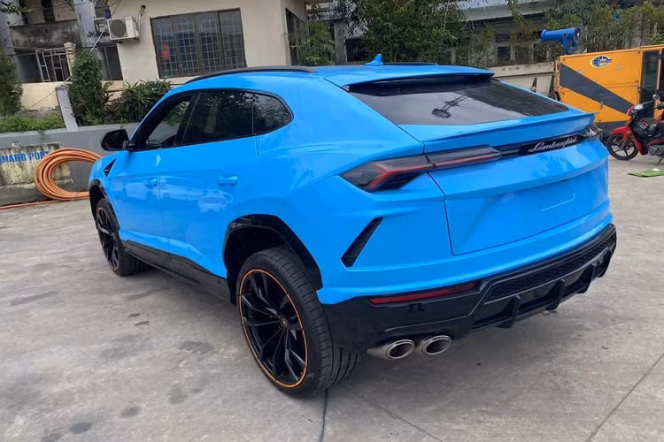 Được nhập về nước khá âm thầm và đây là lần hiếm hoi hình ảnh chiếc siêu SUV Lamborghini Urus độc nhất sở hữu màu sơn Blu Cepheus tại Việt Nam được chia sẻ lên mạng xã hội. Nội thất của chiếc Lamborghini Urus này cũng lộ diện với cách phối 2 tông màu là đen và cam cùng nhiều đồ chơi rất đắt đỏ theo xe.