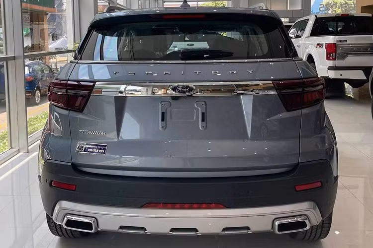 Ford Territory mang tới cái nhìn mềm mại nhờ bộ mui được vát nhẹ xuống đuôi, trụ C và D với chiều cao hạn chế. Đây có thể là một điểm cộng về thẩm mỹ của Territory nhưng ngược lại, nó khiến cho không gian hàng ghế sau của xe bị hạn chế tầm nhìn hơn đáng kể.