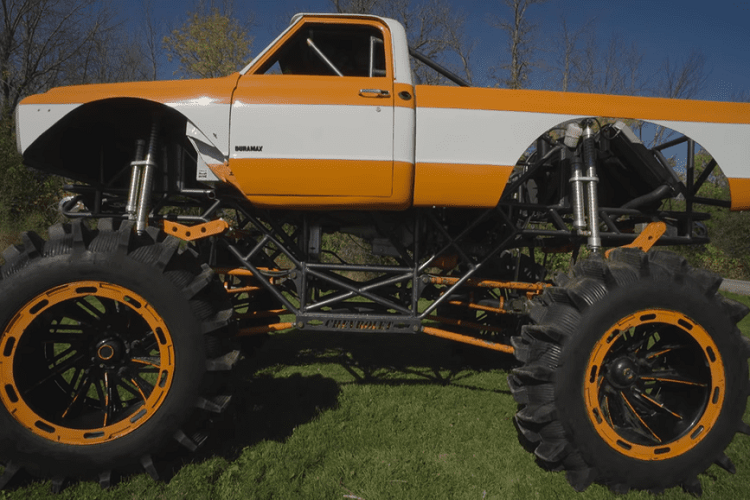 Jordan đã mất thời gian 3 năm chế tạo, chi phí 100.000 USD và rất nhiều thứ khác để biến chiếc xe tải quái vật cao hơn 3 mét của mình thành hiện thực. Chiếc xe bắt đầu dưới dạng một đường viền bằng phấn trên mặt đất khi anh ấy từ từ bắt đầu chế tạo phần khung. Trải qua từng bước, chiếc xe dần có thêm cabin đi kèm một khung chống lật cần thiết.