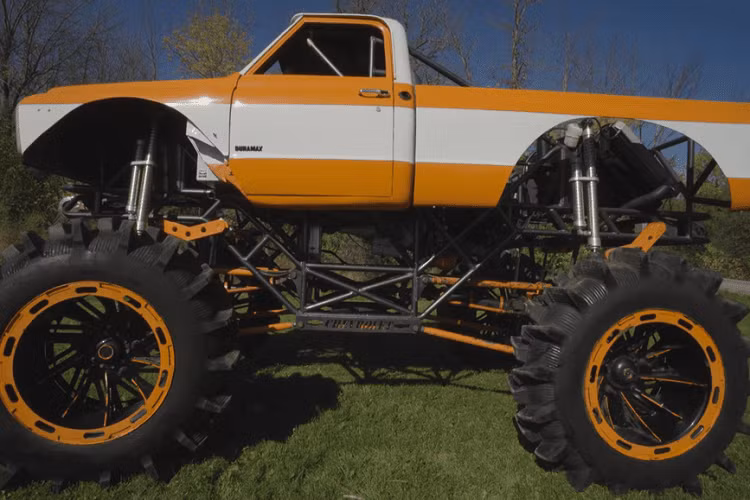 Jordan đã mất thời gian 3 năm chế tạo, chi phí 100.000 USD và rất nhiều thứ khác để biến chiếc xe tải quái vật cao hơn 3 mét của mình thành hiện thực. Chiếc xe bắt đầu dưới dạng một đường viền bằng phấn trên mặt đất khi anh ấy từ từ bắt đầu chế tạo phần khung. Trải qua từng bước, chiếc xe dần có thêm cabin đi kèm một khung chống lật cần thiết.