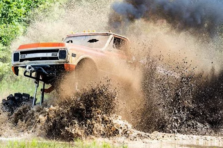 Chiếc xe trang bị hai la-zăng máy kéo được tăng cường để hỗ trợ khả năng “bay nhảy” của xe. Chúng được bọc trong bộ lốp máy kéo ruộng lúa lớn thường được sử dụng ở Trung Quốc. Về kích thước, chiếc xe dài gần 5,5 mét và rộng khoảng 2,74 mét, trọng lượng nặng hơn 4,76 tấn.