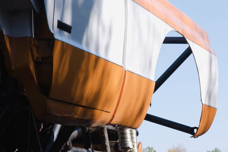 Thân vỏ của chiếc xe tải quái vật này dường như là một chiếc bán tải Chevrolet C/K thế hệ thứ hai từ năm 1970 hoặc 1971, mặc dù điều đó không được nêu rõ trong video và thực tế thì cũng không quan trọng.