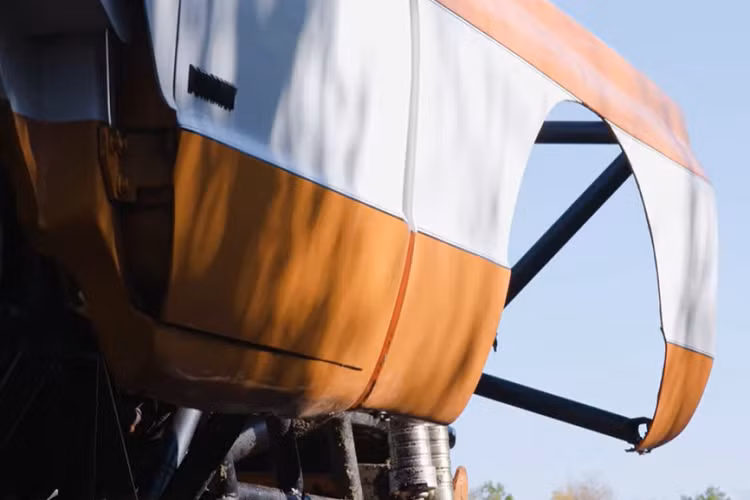 Thân vỏ của chiếc xe tải quái vật này dường như là một chiếc bán tải Chevrolet C/K thế hệ thứ hai từ năm 1970 hoặc 1971, mặc dù điều đó không được nêu rõ trong video và thực tế thì cũng không quan trọng.