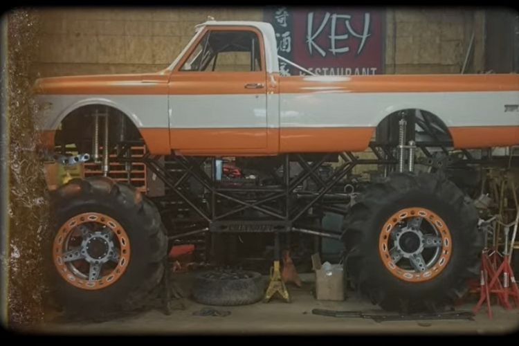 Thay vào đó, các khoản tiền này có thể dành cho những thứ quan trọng hơn như khung, lốp, khung chống lật, bánh xe, và hệ thống truyền lực. Nếu không có những thứ đó, bạn không thể có được một chiếc xe tải quái vật thực thụ.