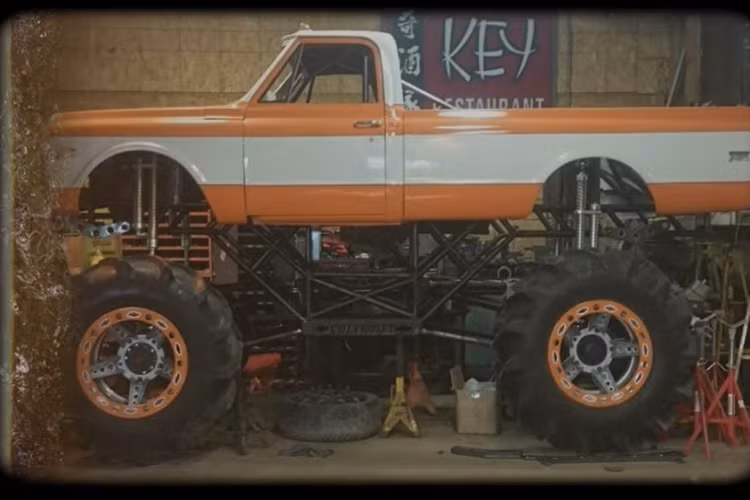 Thay vào đó, các khoản tiền này có thể dành cho những thứ quan trọng hơn như khung, lốp, khung chống lật, bánh xe, và hệ thống truyền lực. Nếu không có những thứ đó, bạn không thể có được một chiếc xe tải quái vật thực thụ.