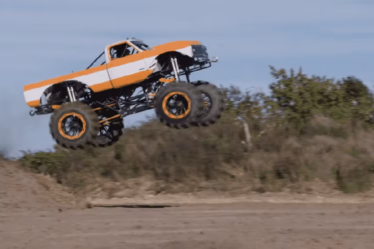 Chiếc xe tải quái vật của Jordan không sử dụng động cơ chạy xăng hoặc chất cồn tiêu chuẩn như đa số những chiếc xe khác. Thay vào đó, anh ấy đã lựa chọn lắp đặt một động cơ chạy dầu Duramax dung tích 6.6 lít. Nó có phần thiếu hụt về mã lực nhưng bù lại bằng lực mô-men xoắn, Jordan nói trong video. Động cơ đi cặp với một hộp số Powerglide 2 cấp được chế tạo đặc biệt, và Jordan cho biết đã chọn loại này vì General Motors chế tạo chúng rất nhiều trong thời gian 1950 – 1970, khiến phụ tùng luôn có sẵn trên thị trường.