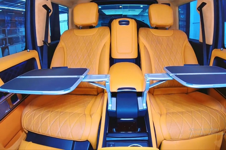 Không chỉ thế, đại gia này còn mang chiếc xe Mercedes-AMG G63 đi độ hàng ghế sau theo phong cách của Mercedes-Maybach. Được biết, vào tháng 2 năm ngoái, vợ chồng doanh nhân quận 7 cũng đã lột xác cho khoang lái xe với tông màu cam nổi bật và độ thêm trần sao. Nhưng quá trình sử dụng, chủ nhân không ưng ý hàng ghế sau của xe Mercedes-AMG G63 quá cứng, nên đã quyết tâm mang đi độ lại.
