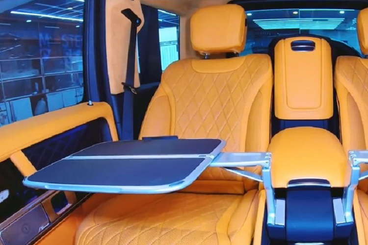 Màu Olive Green cũng là 1 trong những tùy chọn màu sơn khá đắt đỏ trên xe SUV siêu sang Mercedes-AMG G63. Được biết, đại gia này đã sở hữu cho riêng mình chiếc xe Porsche Panamera màu xanh rêu cá tính. Sự chịu chơi của người này không chỉ thể hiện với việc mua sắm dàn siêu xe, xe siêu sang đắt đỏ mà còn đến từ việc lột xác ngoại thất cho xe Mercedes-AMG G63 qua cách thay đổi màu sơn trực tiếp từ đen nhám sang xanh rêu và chưa kể đó là bản độ body kit Brabus cực kỳ hầm hố.