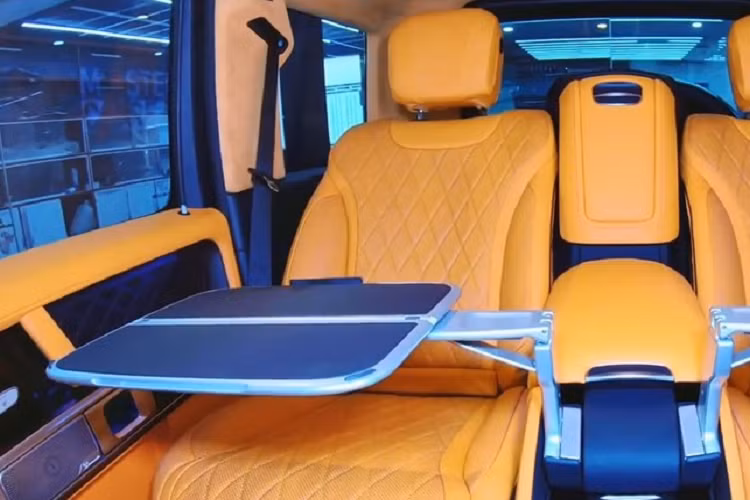 Màu Olive Green cũng là 1 trong những tùy chọn màu sơn khá đắt đỏ trên xe SUV siêu sang Mercedes-AMG G63. Được biết, đại gia này đã sở hữu cho riêng mình chiếc xe Porsche Panamera màu xanh rêu cá tính. Sự chịu chơi của người này không chỉ thể hiện với việc mua sắm dàn siêu xe, xe siêu sang đắt đỏ mà còn đến từ việc lột xác ngoại thất cho xe Mercedes-AMG G63 qua cách thay đổi màu sơn trực tiếp từ đen nhám sang xanh rêu và chưa kể đó là bản độ body kit Brabus cực kỳ hầm hố.