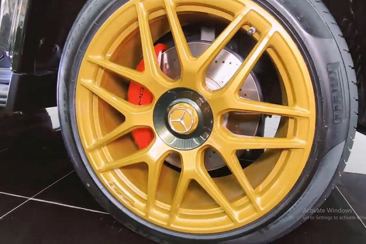 Đề bài chủ xe đưa ra là mang đến phong cách Chủ tịch cho hàng ghế sau của Mercedes-AMG G63 và tất nhiên là 2 ghế ngồi của xe Mercedes-Maybach GLS600 4Matic đã được lựa chọn. Dễ thấy xe có ghế ngồi mới thoải mái tích hợp đỡ bắp chân, ở giữa có thêm nhiều trang bị rất phong cách và cuối cùng là bàn làm việc theo đúng phong cách Mercedes-Maybach siêu sang.