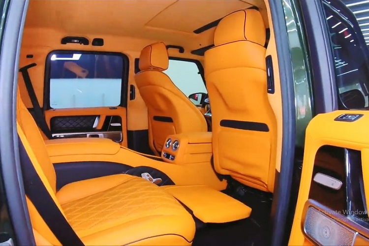 Theo người độ chiếc xe Mercedes-AMG G63 này mới chia sẻ cho thấy, ông chủ của 1 đại lý mỹ phẩm đã từ bỏ bộ áo đen nhám có giá trên 100 triệu đồng của xe Mercedes-AMG G63 để sơn cho chiếc SUV hạng sang màu xanh rêu rất cá tính. Có vẻ như chủ nhân không thích màu đen nhám này nên quyết định thay áo cho xe theo phương pháp rất ít người chọn là sơn đổi màu trực tiếp thay vì dán đề-can.