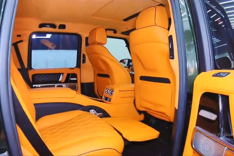 Theo người độ chiếc xe Mercedes-AMG G63 này mới chia sẻ cho thấy, ông chủ của 1 đại lý mỹ phẩm đã từ bỏ bộ áo đen nhám có giá trên 100 triệu đồng của xe Mercedes-AMG G63 để sơn cho chiếc SUV hạng sang màu xanh rêu rất cá tính. Có vẻ như chủ nhân không thích màu đen nhám này nên quyết định thay áo cho xe theo phương pháp rất ít người chọn là sơn đổi màu trực tiếp thay vì dán đề-can.