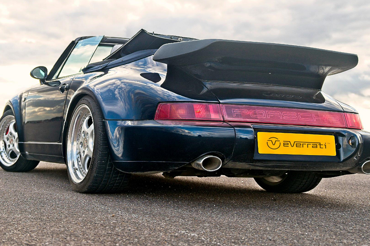 Everrati không công bố chi phí cho việc chuyển đổi, nhưng giá 964 Coupe chạy điện của họ dao động từ 260.000 - 325.000 Đô chưa bao gồm chi phí cho xe nguyên bản.