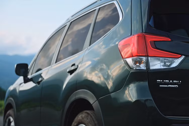 Tất cả phiên bản Subaru Forester 2022 tại Châu Âu đều trang bị hệ thống dẫn động bốn bánh đối xứng toàn thời gian, đi kèm với động cơ lai e-Boxer mới. Động cơ hybrid này kết hợp động cơ xăng 2.0L 4 xi lanh cho công suất tối đa 147 mã lực và động cơ điện 16,5 mã lực kết hợp với bộ pin 13,5 kW. 