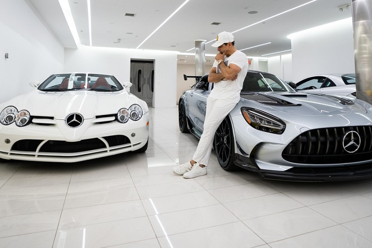 Chỉ trong năm 2021 và 2022, Manny Khoshbin săn lùng liên tiếp 4 chiếc siêu xe Mercedes-Benz SLR McLaren giúp cho bộ sưu tập xe "mũi tên bạc" của mình lên con số 10 và chắc chắn đại gia này chưa chịu dừng lại.