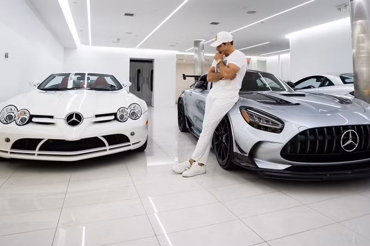 Chỉ trong năm 2021 và 2022, Manny Khoshbin săn lùng liên tiếp 4 chiếc siêu xe Mercedes-Benz SLR McLaren giúp cho bộ sưu tập xe "mũi tên bạc" của mình lên con số 10 và chắc chắn đại gia này chưa chịu dừng lại.