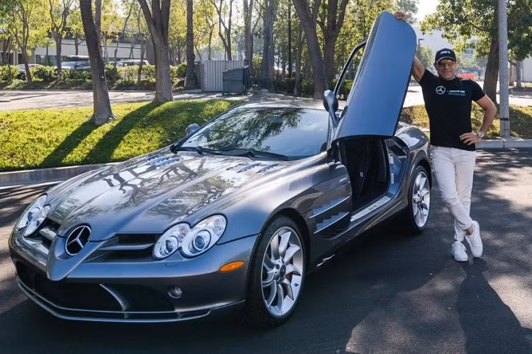 Manny Khoshbin cho chiếc siêu xe đặc biệt Mercedes-AMG GT Black Series P One Edition của mình đỗ trong garage chứa 10 siêu xe Mercedes-Benz SLR McLaren và khỏi phải nói, đại gia này mua Mercedes-AMG GT Black Series P One Edition chỉ vì cho đủ số lượng xe giới hạn cũng như mới nhất nhà Mercedes-AMG.