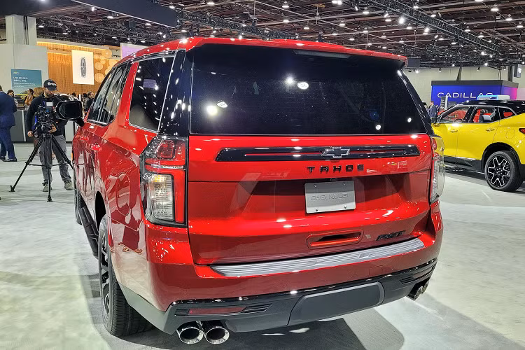 Các điểm nổi bật khác bao gồm hiệu chỉnh khung gầm theo thông số kỹ thuật và chiều cao đi xe giảm xuống thấp hơn 10 mm ở phía trước cũng như 20 mm ở phía sau. Mẫu xe này cũng đi kèm với hệ dẫn động bốn bánh và hộp số tự động 10 cấp, lực kéo của xe ở mức 3.447 kg. Các thay đổi bổ sung bị hạn chế nhưng Tahoe RST Performance Edition có bàn đạp thể thao và huy hiệu “RST” màu đen trên cửa sau.