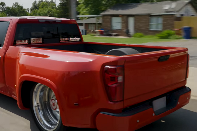 Chiếc xe giờ đây chạy trên khung gầm tùy chỉnh riêng và được hưởng lợi từ thân vỏ độ để phù hợp với khả năng điều chỉnh khoảng sáng gầm của xe. Nó cũng trông vẫn đẹp khi có thể giữ tư thế rộng của xe ban đầu.