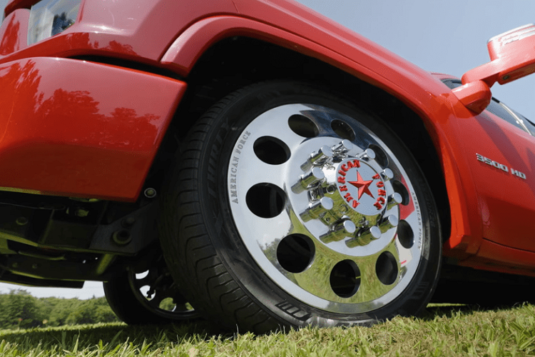 Nhìn thoáng qua, chiếc bán tải Chevrolet Silverado 3500 HD hàng khủng này trông có vẻ như đã mất đi tính thực dụng để tập trung vào phong cách độc đáo, nhưng thực tế nó vẫn thường xuyên được sử dụng để kéo và chở vật liệu cho công ty.