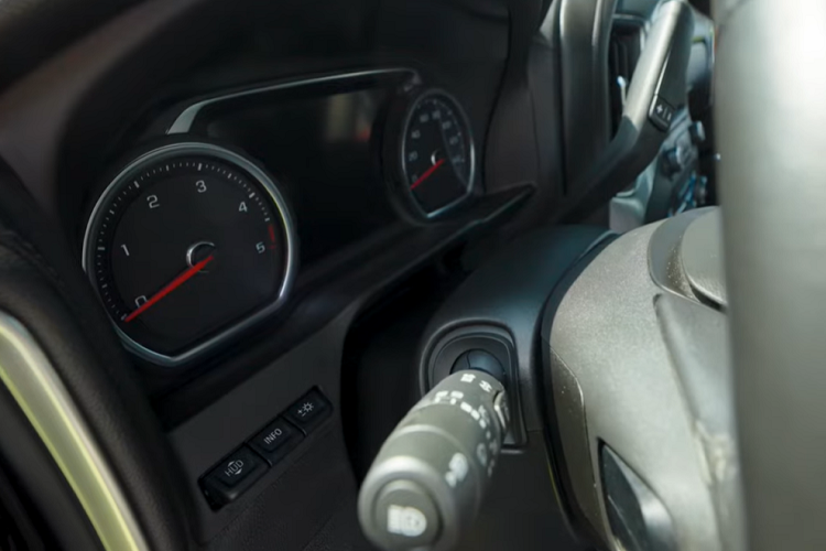 Điều này có nghĩa là chiếc Chevrolet Silverado 3500 HD của Jake thực tế chạy tốt hơn so với xe nguyên bản khi cung cấp khả năng điều chỉnh độ cao độc đáo, đồng thời vẫn có thể vận chuyển tải trọng nặng. Đây là một phần nguyên nhân khiến chiếc bán tải độ này trở nên đặc biệt và lợi hại đến như vậy.