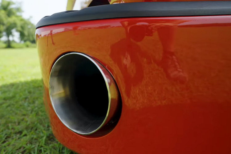 Đương nhiên, chiếc Chevrolet Silverado 3500 HD độ lết đất này không chỉ đơn thuần là thay đổi mỗi hệ thống treo. Jake và nhóm của anh ấy đã mất 4 tháng để hoàn thành dự án, đòi hỏi phải tháo bỏ hoàn toàn chiếc xe bán tải ban đầu và lắp ráp lại từng bộ phận.