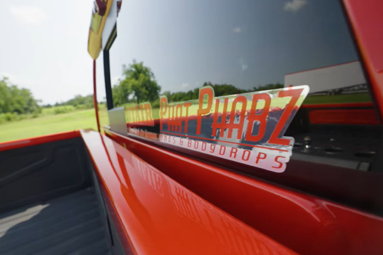 Nhờ sử dụng hệ thống treo túi khí lớn ở mỗi góc bánh, chiếc Chevrolet có thể tự nâng cao và hạ thấp giữa 3 mức độ khoảng sáng gầm tùy theo trường hợp. Cung cấp lượng khí cần thiết cho những túi khí đó là hai bình khí 19 lít tích hợp trong.