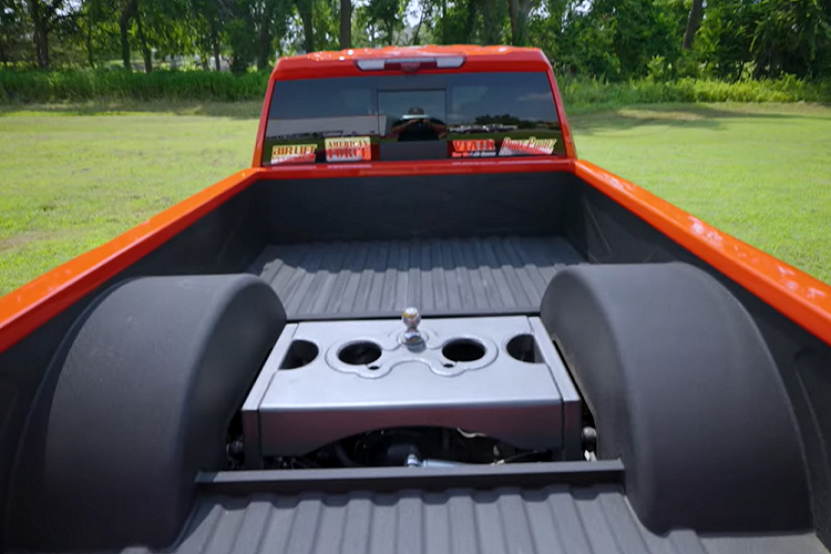 Cho dù chiếc Chevrolet Silverado 3500 HD của Jake không còn giống như một chiếc bán tải thông thường, nhưng nó vẫn có thể hoàn thiện công việc như mong đợi, chỉ là trông kỳ cục vì có gầm sát đất mà thôi.