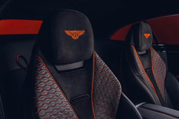 Ngoài ra, mặt táp-lô còn được khắc họa tiết hình sóng âm, đại diện cho âm thanh của khối động cơ W12 mà xe sử dụng. Bù lại, nội thất của Bentley Mulliner Batur được tạo ra từ những chất liệu sang trọng và hiếm hơn Continental GT. Khách hàng có thể chọn màu sắc và chất liệu nội thất theo ý muốn, bao gồm cả sợi tổng hợp tự nhiên, được miêu tả là trông giống sợi carbon nhưng bền vững hơn.
