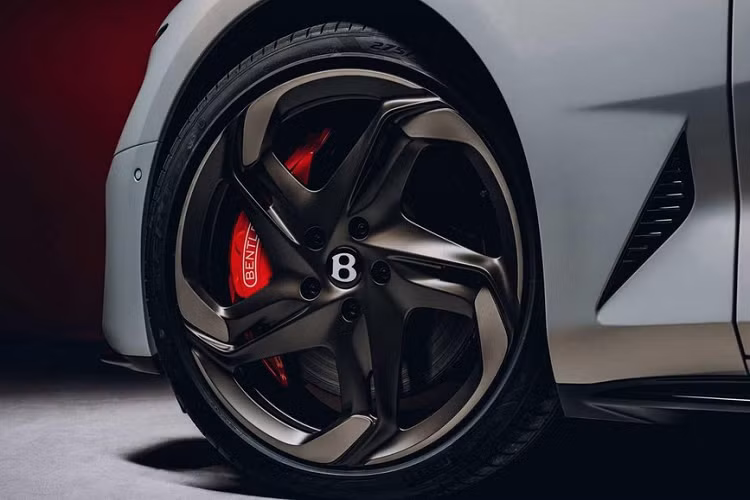 Chưa hết, mẫu xe siêu sang Bentley Mulliner Batur còn sở hữu cụm đèn pha LED với thiết kế hình giọt nước mới, tích hợp dải đèn LED định vị ban ngày. Đây là chi tiết không hề có trên bất kỳ mẫu xe Bentley nào trước đó. Tiếp đến nắp ca-pô dài, đẩy khoang hành khách về phía sau.